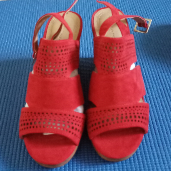 Evita Perforated Wedges - Picture 3 of 4